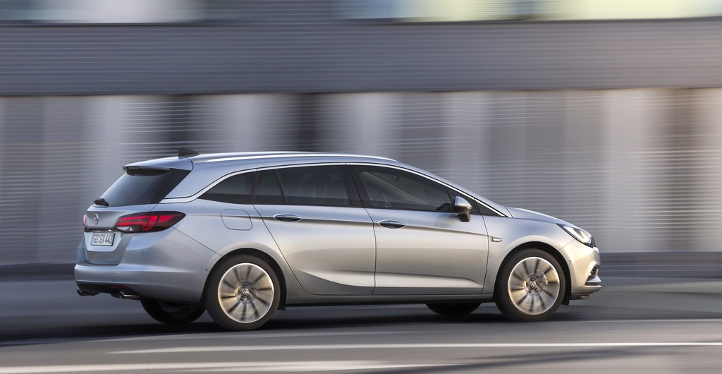 Så halveres førstegangsydelsen på privatleasing af Opel Astra til nu 4995 kr. for både 5 dørs og stationcarversioner
(Foto: Opel)